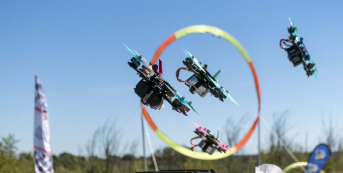 El castro de Yecla de Yeltes acoge una jornada de drones, donde se han celebrado carreras, cursos de formación y vuelo libre con diferentes multicopteros. / David Arranz (ICAL)