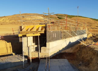 La construcción de la Línea de Alta Velocidad a Cantabria se lleva la mayor parte del presupuesto del Estado para Palencia. En la imagen, la construcción de una de las estructuras de la línea. / O. H.