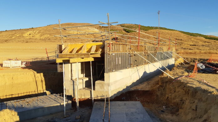 La construcción de la Línea de Alta Velocidad a Cantabria se lleva la mayor parte del presupuesto del Estado para Palencia. En la imagen, la construcción de una de las estructuras de la línea. / O. H.