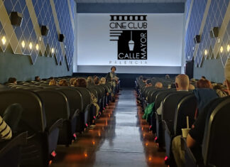 Socios de Cine Club en la presentación de una sesión de cine.