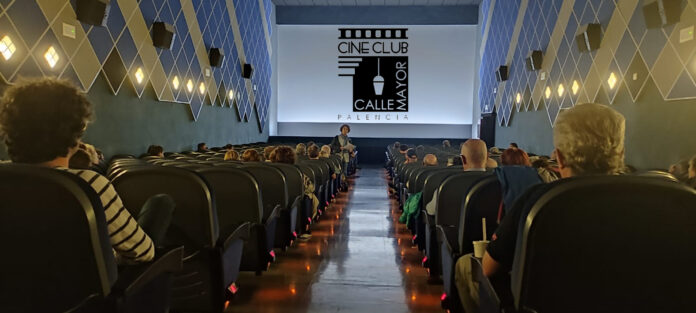 Socios de Cine Club en la presentación de una sesión de cine.
