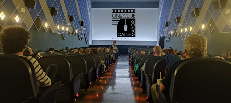 Socios de Cine Club en la presentación de una sesión de cine.