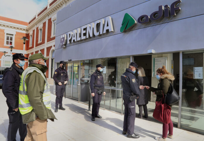 Castigados contra la pared de la estación de Palencia