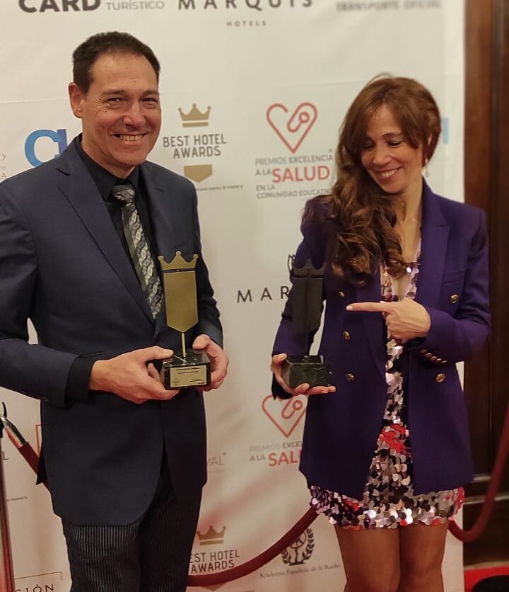 Responsables del establecimiento muestran los dos galardones recibidos.