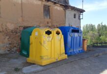 En una semanas, todos los nucleos de población tendrán un isla de contenedores con uno para cartón (azul) y otro para envases ligeros (amarillo). / O. H.
