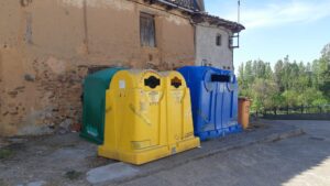 En una semanas, todos los nucleos de población tendrán un isla de contenedores con uno para cartón (azul) y otro para envases ligeros (amarillo). / O. H.
