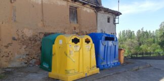 En una semanas, todos los nucleos de población tendrán un isla de contenedores con uno para cartón (azul) y otro para envases ligeros (amarillo). / O. H.