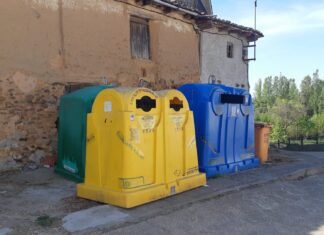En una semanas, todos los nucleos de población tendrán un isla de contenedores con uno para cartón (azul) y otro para envases ligeros (amarillo). / O. H.