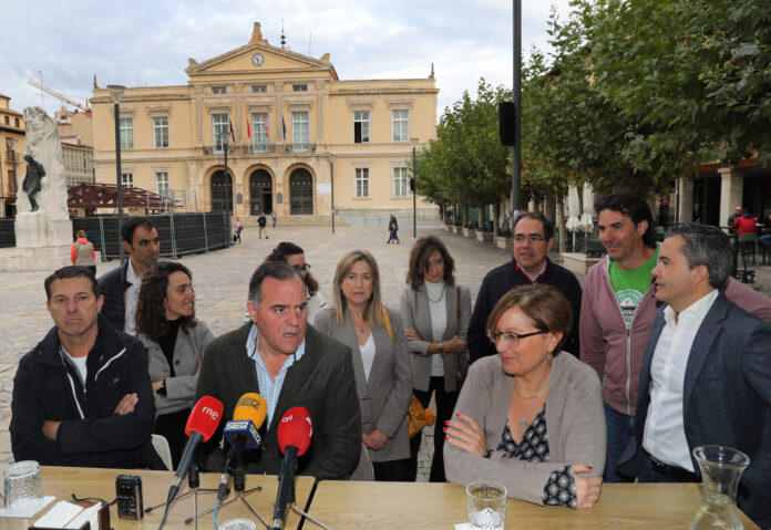 Vamos Palencia concurrirá a las elecciones municipales en la capital Miembros de la asociación Vamos Palencia, en la plaza Mayor junto al Ayuntamiento, tras anunciar que han decidido constituirse como partido político y concurrir a las próximas elecciones municipales en la capital