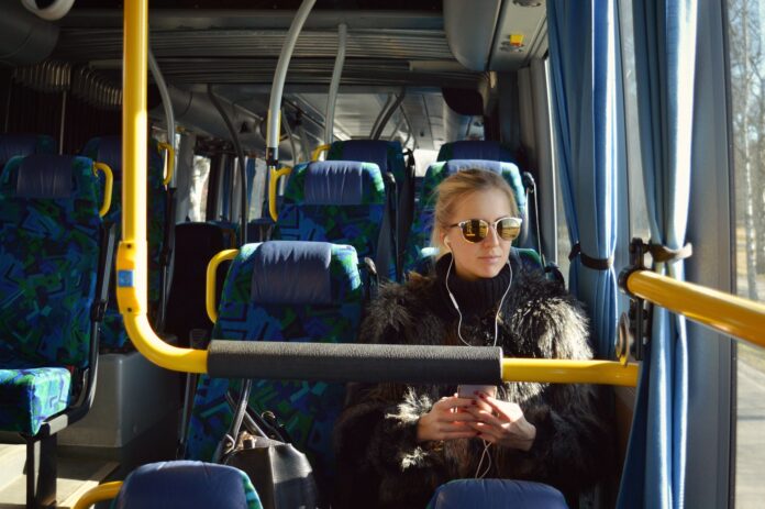 Una pasajera viaja en transporte público.