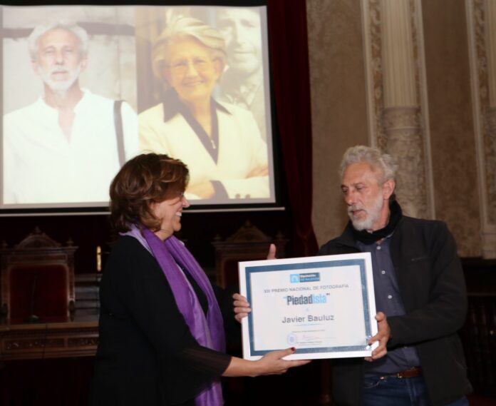 Entrega del XIII Premio Nacional Piedad Isla de la Diputación de Palencia Javier Bauluz recibe el XIII Premio Nacional ‘Piedad Isla