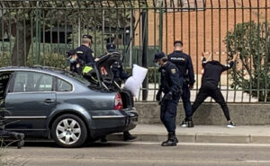 Cometen una infracción de tráfico y acaban en el calabozo por robo