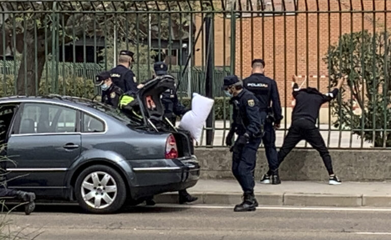 Cometen una infracción de tráfico y acaban en el calabozo por robo