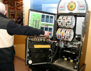 Detenido en Salamanca tras romper de un puñetazo una máquina de un salón de juegos y desaparecer