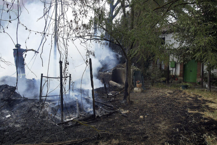 El fuego destruye una vivienda en el pago de Vega Rosales en Palencia