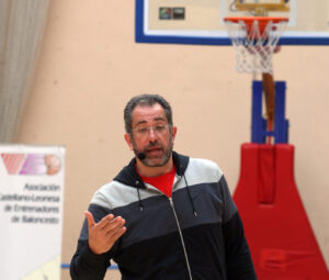 Orenga (Tau Castelló) El criterio arbitral nos ha sacado del partido