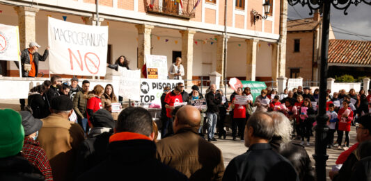 Prádanos-Ojeda-escenifica-rechazo-comarca-contra-las-macrogranjas-porcinas-t