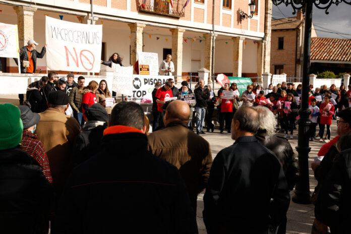 Prádanos-Ojeda-escenifica-rechazo-comarca-contra-las-macrogranjas-porcinas-t