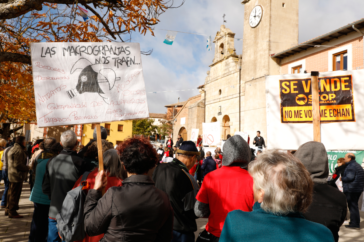 Prádanos-Ojeda-escenifica-rechazo-comarca-contra-las-macrogranjas-porcinas-t