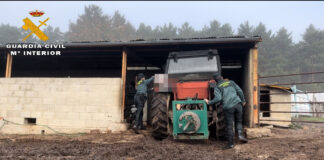 Recuperan un tractor junto con la pala y un apero robados en un monte de Aguilar