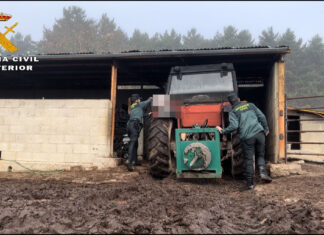 Recuperan un tractor junto con la pala y un apero robados en un monte de Aguilar