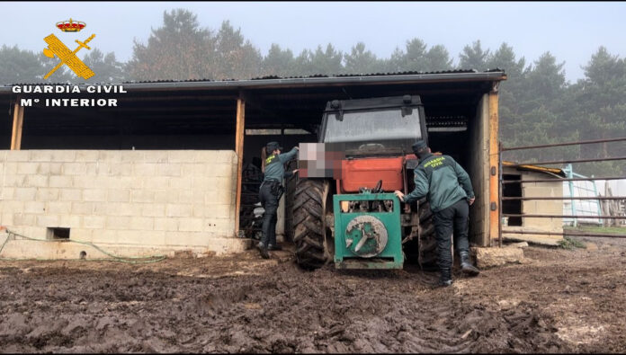 Recuperan un tractor junto con la pala y un apero robados en un monte de Aguilar