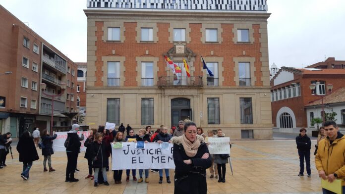 Un-centenar-de-personas-pide-indulto-para-Laura-ante-los-Juzgados-Palencia