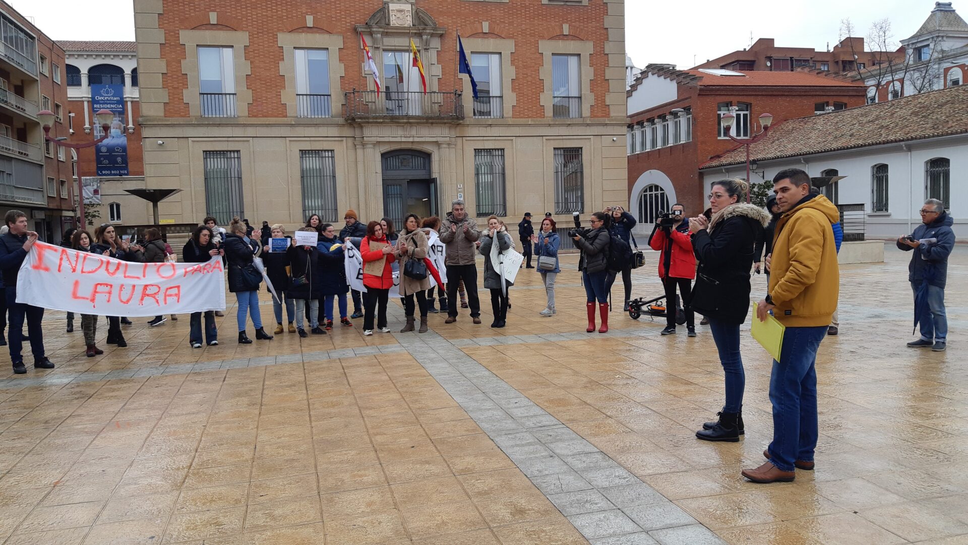 Un-centenar-de-personas-pide-indulto-para-Laura-ante-los-Juzgados-Palencia