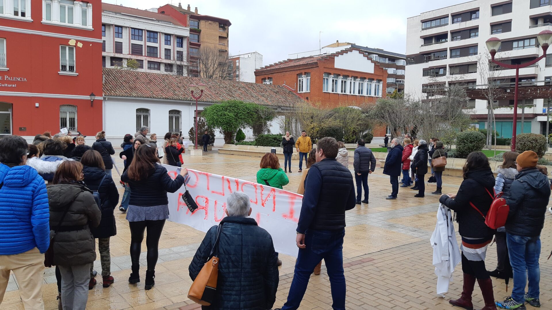 Un-centenar-de-personas-pide-indulto-para-Laura-ante-los-Juzgados-Palencia