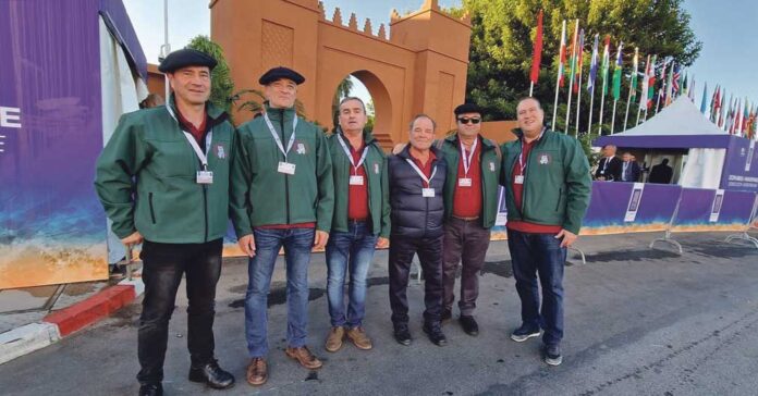 Julián Caballero (primero por la izquierda) y sus compañeros campaneros en la capital marroquí de Rabat, donde la UNESCO aprobó la declaración del toque manual de campanas como Patrimonio Cultural Inmaterial de la Humanidad.