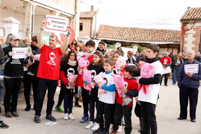 Concentracion contra el proyecto de macrogranjas en Prádanos de Ojeda convocada por Pisoraca y Comarcas Vivas- Foto Victoria Díaz