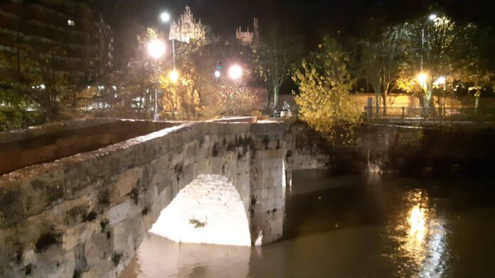 El Carrión cuadruplica su cauce en Palencia en un solo día