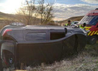 Excarcelan-un-hombre-atrapado-tras-vuelco-turismo-Baltanás