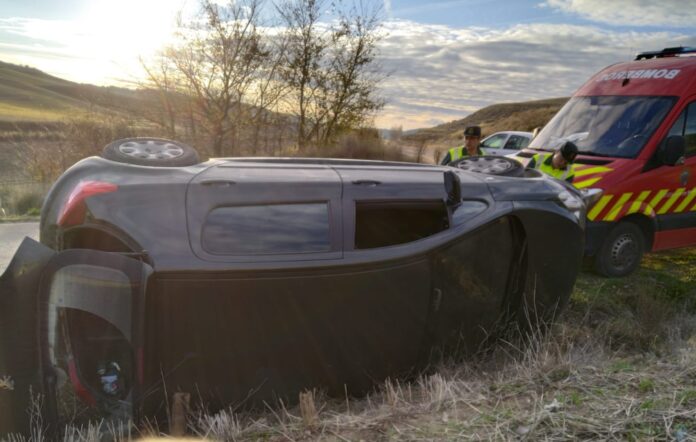 Excarcelan-un-hombre-atrapado-tras-vuelco-turismo-Baltanás