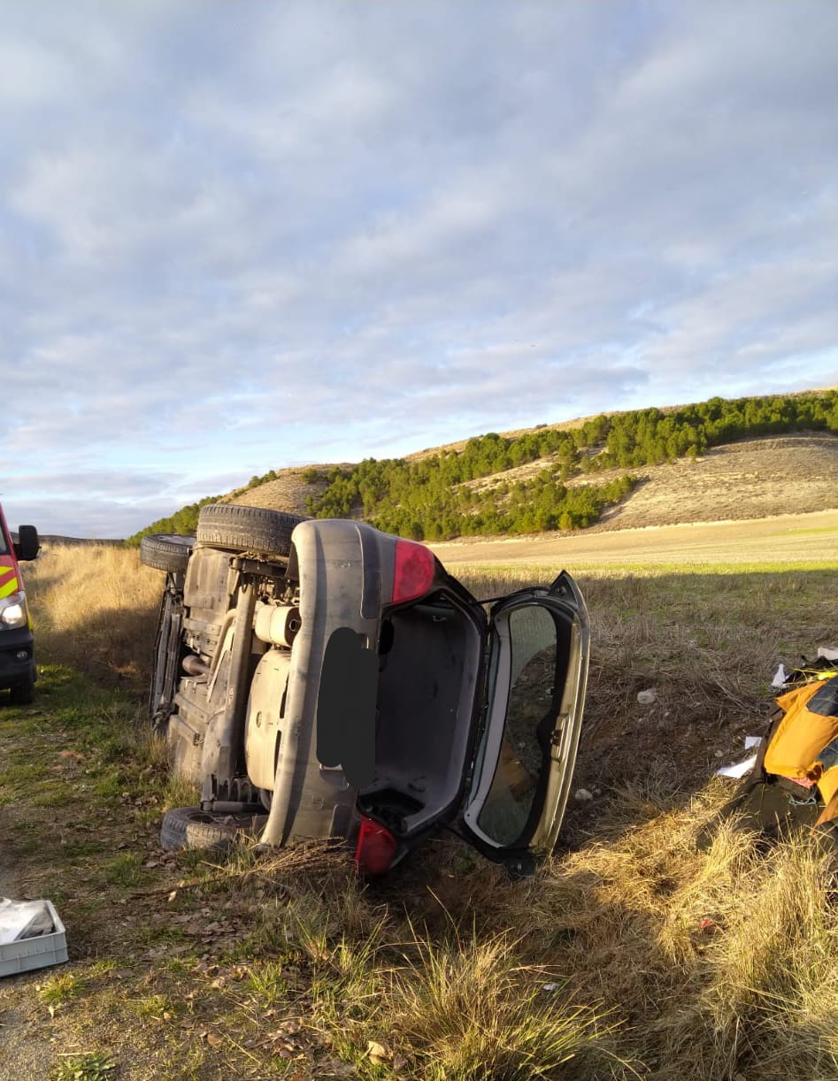 Excarcelan-un-hombre-atrapado-tras-vuelco-turismo-Baltanás