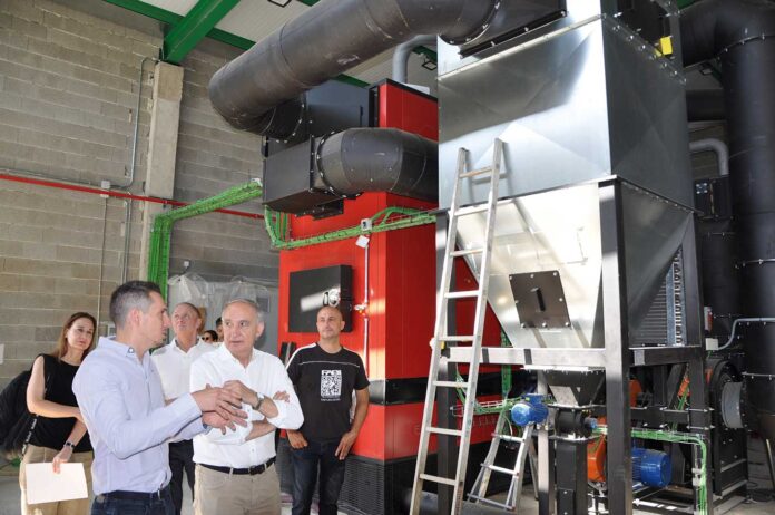 El rector, Antonio Largo, el vicerrector de de Infraestructuras, Julio Grijalba, y la vicerrectora de Palencia, Amalia Rodríguez, durante la visita oficial a la nueva instalación el pasado mes de julio. Foto: Universidad de Valladolid.