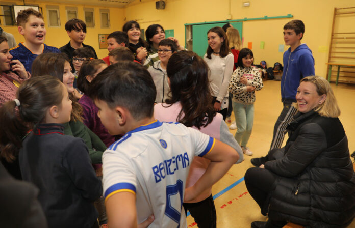 La consejera de Familia e Igualdad de Oportunidades, Isabel Blanco, visita a los participantes del programa Conciliamos Incluye Navidad del colegio Juan Mena de Palencia. BRÁGIMO - ICAL