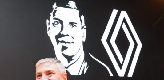 Renault organiza un homenaje a José Vicente de los Mozos por su trayectoria de 40 años en la empresa. / ICAL