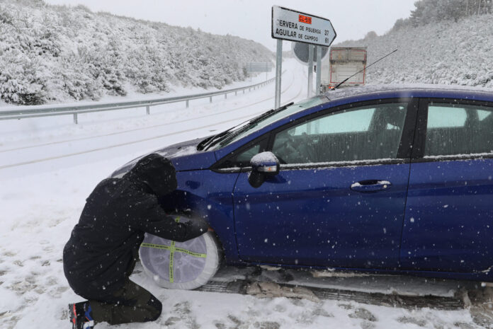 Cadenas-y-prohibidos-camiones-autobuses-por-la-nieve-en-la-A-67-entre-Aguilar-y-Cantabria