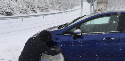 Cadenas-y-prohibidos-camiones-autobuses-por-la-nieve-en-la-A-67-entre-Aguilar-y-Cantabria
