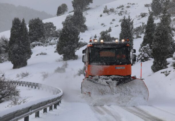 Cuña-y-sal-quitanieves-en-acción-en-Palencia-k