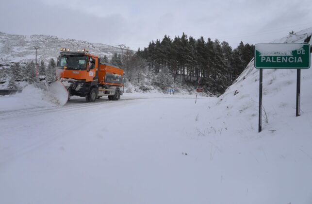 Cuña-y-sal-quitanieves-en-acción-en-Palencia-k