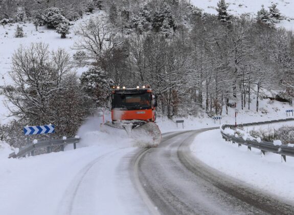 Cuña-y-sal-quitanieves-en-acción-en-Palencia-k