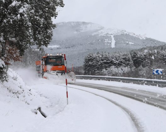 Cuña-y-sal-quitanieves-en-acción-en-Palencia-k