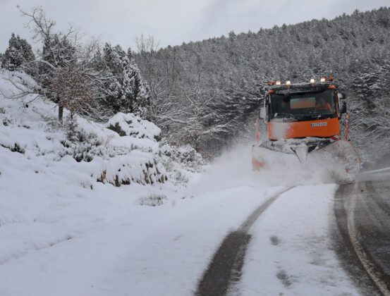 Cuña-y-sal-quitanieves-en-acción-en-Palencia-k