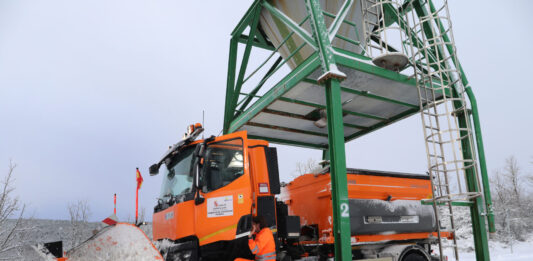 Cuña-y-sal-quitanieves-en-acción-en-Palencia-k