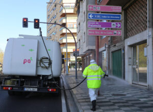 Un operario de la actual empresa de servicio de aseo urbano de Palencia realiza un baldeo en la Avenida de Castilla. / ICAL