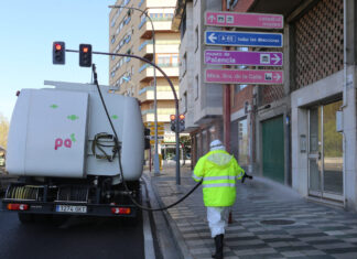 Un operario de la actual empresa de servicio de aseo urbano de Palencia realiza un baldeo en la Avenida de Castilla. / ICAL