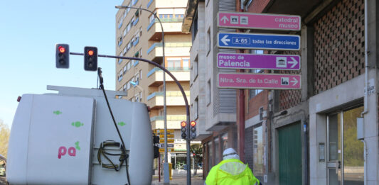 Un operario de la actual empresa de servicio de aseo urbano de Palencia realiza un baldeo en la Avenida de Castilla. / ICAL