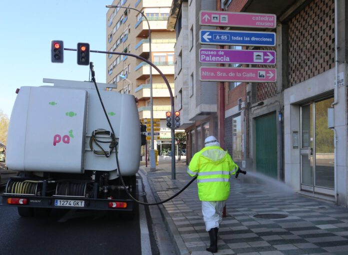 Un operario de la actual empresa de servicio de aseo urbano de Palencia realiza un baldeo en la Avenida de Castilla. / ICAL